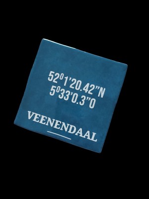 tegeltje met coórdinaten 