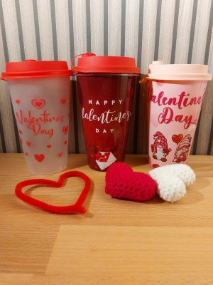Calentijns beker gevuld met suiker hartjes 